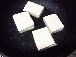 11、层层土豆腐蒸肉,锅里倒点油，下豆腐