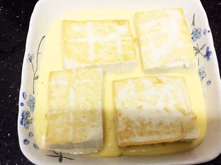 13、层层土豆腐蒸肉,小心放进已装了土豆泥的碟子里