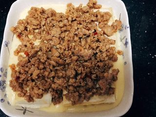 14、层层土豆腐蒸肉,把肉沫铺上去