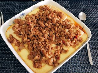 15、层层土豆腐蒸肉,放进锅里大火蒸10分钟就可以了！