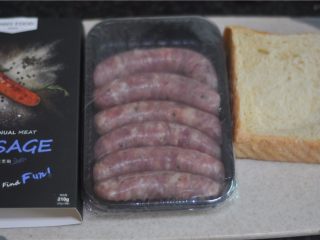 1、小熊土司盒,所有的食材准备好