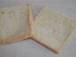 2、小熊土司盒,取两片吐司备用