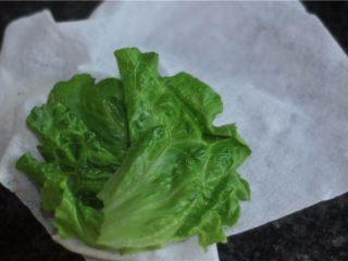 4、小熊土司盒,生菜洗干净，用厨房纸抹干水分