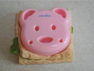 10、小熊土司盒,用小熊吐司切模放在土司中间