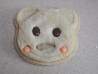 12、小熊土司盒,用力压下去，将土司切出形状