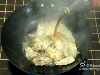 9、可乐鸡翅（懒人菜系列）,9、倒入准备好的可乐，没过鸡翅（泡沫不计）。