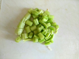 3、麻辣土豆片,芹菜切小丁