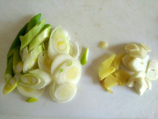 4、麻辣土豆片,葱姜蒜切片