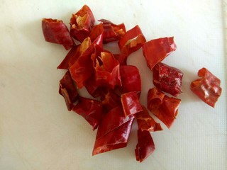 5、麻辣土豆片,干红辣椒切小段