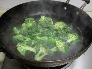 2、西兰花火腿果仁丁,西兰花用手掰开成小朵洗净，开水锅中加入适量油和盐，放入西兰花焯一下捞出沥干水分