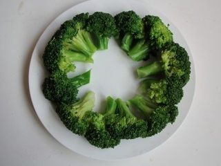 3、西兰花火腿果仁丁,焯好水的西兰花摆盘