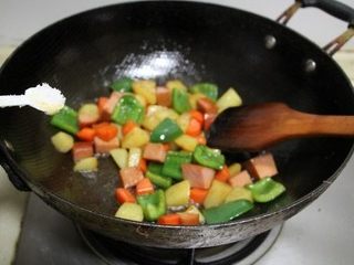 12、西兰花火腿果仁丁,加入适量白糖翻炒均匀
