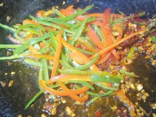 7、清清爽爽的酸辣土豆丝,加入辣椒翻炒。