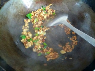 8、肉沫粉丝烧白菜,放入葱姜蒜，翻炒均匀