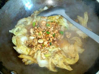 12、肉沫粉丝烧白菜,放入肉沫