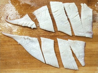 5、韭菜鱿鱼,沿中间切开，再切长条。