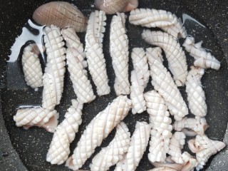 6、韭菜鱿鱼,水烧开，放鱿鱼焯烫一下，鱿鱼马上卷曲即刻捞出。