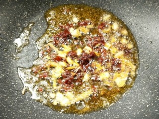 10、韭菜鱿鱼,一勺郫县豆瓣酱煸出红油。