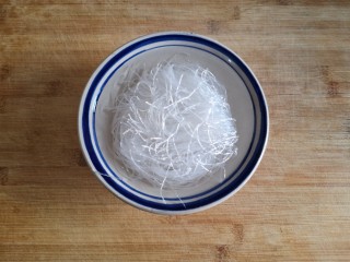 1、千丝万缕虾,粉丝用温水泡软后沥水捞出备用。