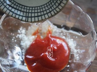 5、糖醋脆皮豆腐,倒入白醋;