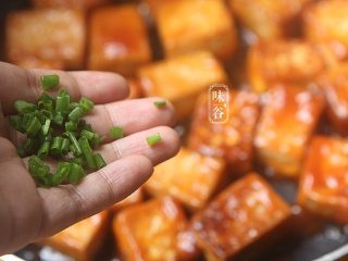 12、糖醋脆皮豆腐,最后洒入白芝麻和葱即可;