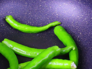 4、青椒皮蛋,放入表面无水份的青椒，小火按压出虎皮（期间不需要放油））