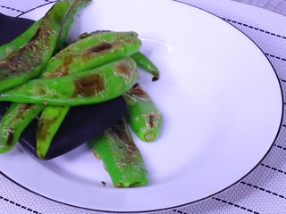 6、青椒皮蛋,捞出装盘