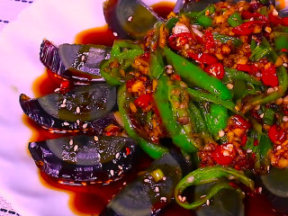 11、青椒皮蛋,把挑好的料汁淋入皮蛋碗中