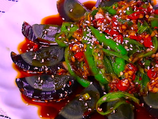 12、青椒皮蛋,撒上芝麻和葱花即可食用