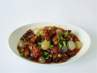10、茄汁排骨龙眼肉,盘内龙眼肉和排骨先码好，倒入熬好的番茄酱，撒少许白芝麻和葱花装饰
