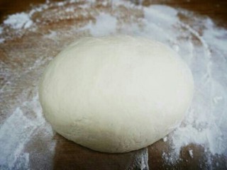 1、红糖香酥饼,将面粉中加入水揉成稍软的面团,醒一下备用。