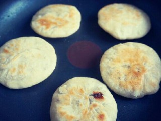 10、红糖香酥饼,压成小饼,上锅,煎至两面金黄。