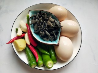 2、鱼香鸡蛋（内附鱼香汁的调制）,准备食材，木耳，鸡蛋，洋葱，大蒜，生姜，小米椒，杭椒。