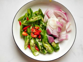 6、鱼香鸡蛋（内附鱼香汁的调制）,小米椒，杭椒切圈，洋葱切小块。