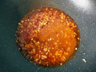 17、鱼香鸡蛋（内附鱼香汁的调制）,倒入鱼香汁。