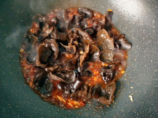 18、鱼香鸡蛋（内附鱼香汁的调制）,倒入木耳翻炒。