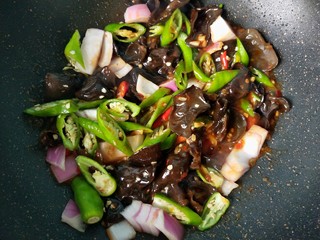 19、鱼香鸡蛋（内附鱼香汁的调制）,倒入杭椒，小米椒，洋葱，放盐翻炒