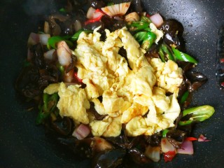 20、鱼香鸡蛋（内附鱼香汁的调制）,倒入鸡蛋翻炒。