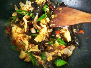 21、鱼香鸡蛋（内附鱼香汁的调制）,放胡椒粉，鸡精，翻炒均匀就可以出锅啦！