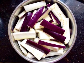 3、肉末茄子,切好泡盐水中，防止变色。