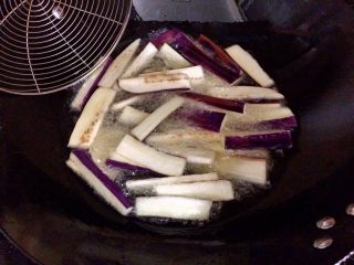 6、肉末茄子,茄子沥干水，下油锅炸到茄子变软。