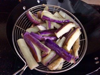 7、肉末茄子,捞起备用。