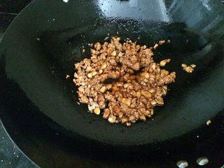 11、肉末茄子,炒到肉末熟了。