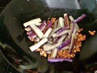 12、肉末茄子,倒入炸好的茄子。