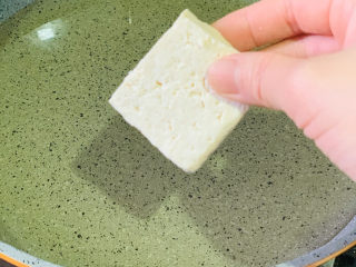 6、韭菜炒豆腐,一块块放入油锅里；