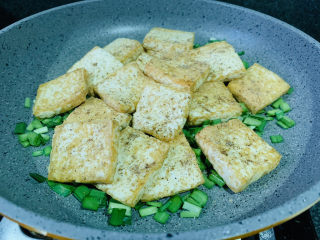 13、韭菜炒豆腐,把豆腐也放上去，撒点椒盐；