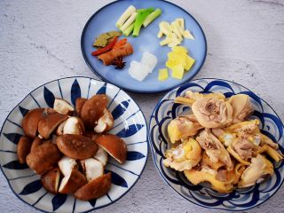 2、香菇炖鸡,鸡腿肉斩成小块焯去血水后洗净控干水分备用,香菇去蒂切成小块,姜切片,蒜切片,葱切葱花,备齐香料