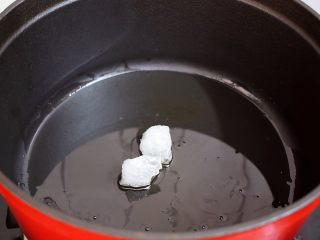 3、香菇炖鸡,锅中倒入适量的食用油烧热,放入冰糖小火翻炒至冰糖融化变成焦黄色