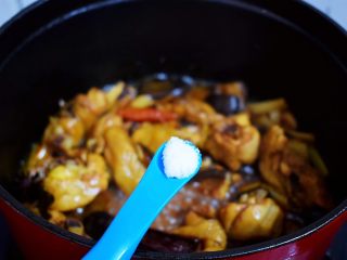 13、香菇炖鸡,加入盐调味