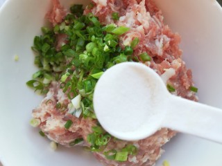 3、年味~树花菜蒸蛋卷,加入盐